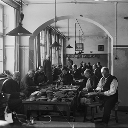 Bild 05_11981: Arbeit in der Schuhmacherei, Foto: LWL-Medienzentrum für Westfalen